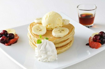 ふわふわもちもちの食感が堪らない。新感覚『九州パンケーキ　ベリーとバナナ』