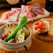 野菜の新鮮さは、料理の味の決め手の一つ。【Le　Bois　VINVINO】では、日本全国のこだわりの野菜生産者から、旬の新鮮な野菜を選び抜いて仕入れています。野菜そのものの美味しさを生かした料理がお店の信条です。