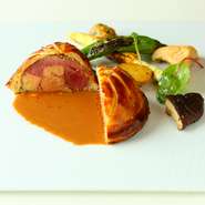 フランス料理に欠かすことのできない「仔牛のフィレ」、「フランスシャラン産鴨肉」、「フォアグラ」をパイ包みにした豪華な一品。パリパリに焼いたパイ生地とジューシーな肉の旨みのコントラストが絶妙です。