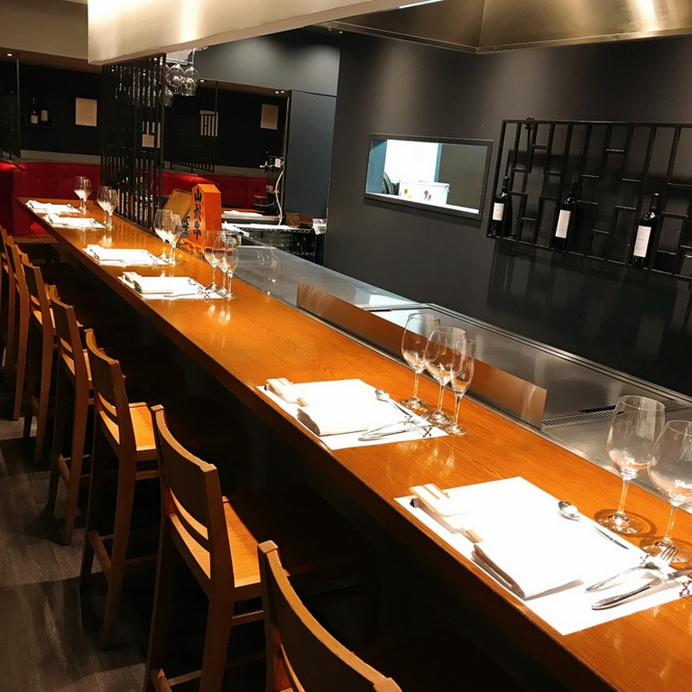 鉄板焼きが楽しめるカウンター席