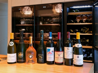 経験豊富なソムリエが150種類のワインの中からチョイス