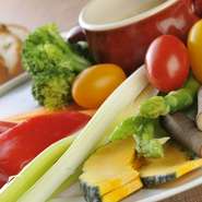 産地直送のフレッシュな野菜をたっぷり使っています。彩りよく盛り付けられた野菜をコクのある特製ソースでいただきます。季節によって野菜の内容が変わります。