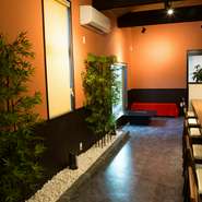 高級感のある落ち着いた雰囲気の店内は、静かにゆったりと食事を楽しめる。接待や会食、女子会など、多様なシチュエーションで利用できるリーズナブルな価格設定も魅力となっている。