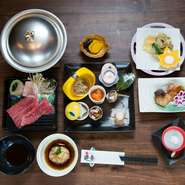 契約業者から仕入れる厳選した食材、直送される新鮮なお刺身など、手作りにこだわって作られた渾身のコース。 季節に合わせて盛り付けにも遊び心が伺える。目でも楽しめる食事となっている。