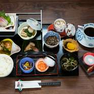 リーズナブルな価格で、四季折々の遊び心溢れる料理が堪能できる人気メニュー
小鉢、刺身、蓋物、焼き物、茶碗蒸し、揚げ物、漬物、ご飯、汁、デザートと飲物という充実の内容。