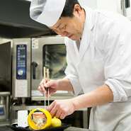 どんな仕事もそうですが、人に助けられて初めて成立します。自分だけの力では成り立ちません。お客様は当然のこと、支えてくれるスタッフや仕入れ元にも感謝しながら、食材の味を生かしたお料理をお出ししています。