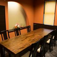 高級感のある落ち着いた空間の店内、リーズナブルに味わえる四季折々の料理は女性に好評です。個室もあり、大人の女子会などの集まりにも最適です。