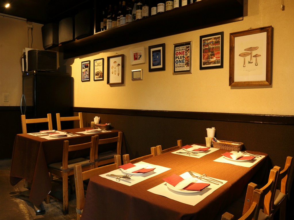 落ち着いて食事ができる、隠れ家な雰囲気のレストラン