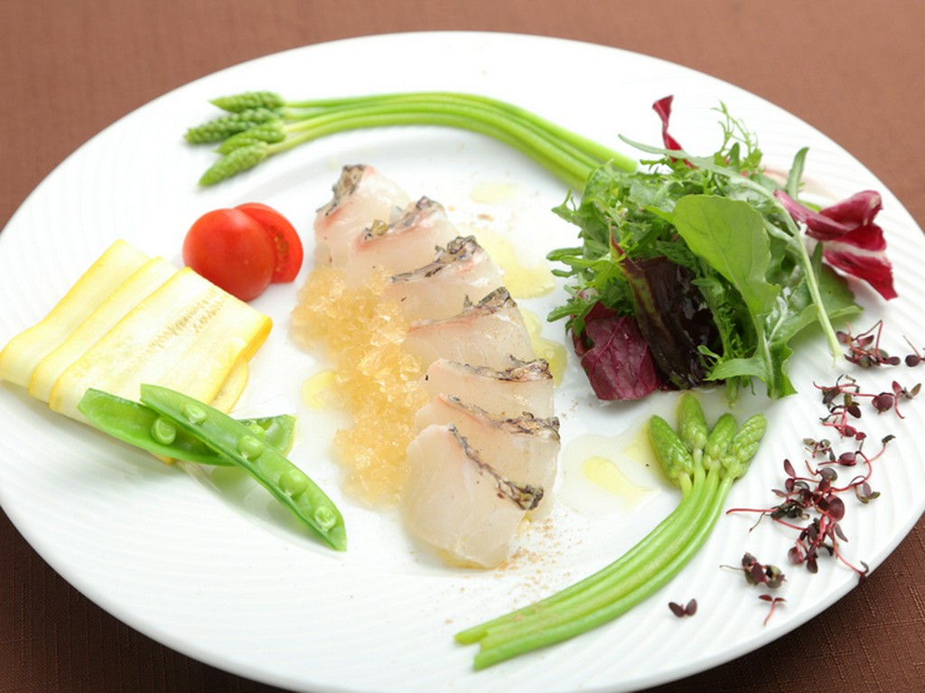 新鮮な真鯛に昆布の風味がのった和を感じる『昆布〆鯛と季節野菜のサラダ仕立て』