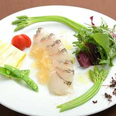 新鮮な真鯛に昆布の風味がのった和を感じる『昆布〆鯛と季節野菜のサラダ仕立て』