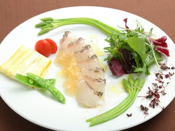 新鮮な真鯛に昆布の風味がのった和を感じる『昆布〆鯛と季節野菜のサラダ仕立て』