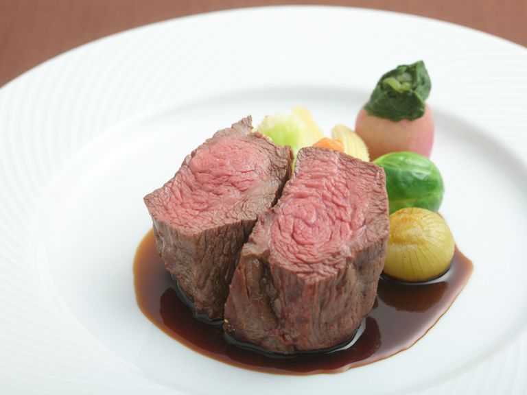 ぶ厚い切り身もスッと切れて重くない、口どけの良い脂が優しい味わいの『かつべ牛ステーキ』