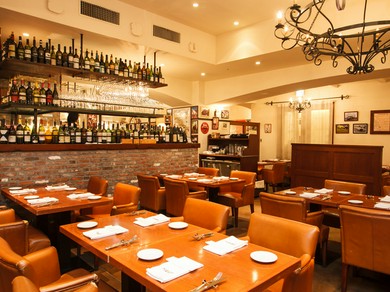 イタリアワインを中心に、常時100種類前後のワインが揃う