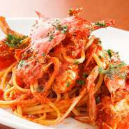イタリア産のトマトを使った自家製ソースに溶け込んだ、オマール海老と渡り蟹のうまみを吸い込んだパスタ。