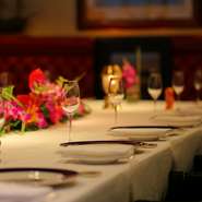 高い天井や、ゆったりとられたテーブルの間隔、そしてどこか愛らしさのある調度品。「ファインダイニング」でありながらも、肩肘張らない雰囲気は、接待や大切な食事会に最適です。