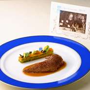 鴨料理は、提供された鴨の通し番号が入ったカードと共にテーブルへ。1984年9月、東京店開業時の鴨番号は「53212番」からスタートしました。今なお続く【トゥールダルジャン】ならではの伝統のサービスです。