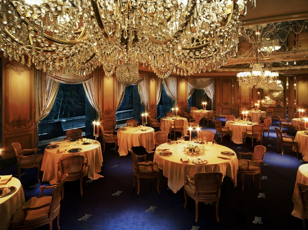 美しいシャンデリアが輝く、気品あふれるメインダイニング