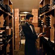 世界大戦を乗り越えた逸品も飾られるフランス産ワインは、東京店のセラーに1万5千本。パリ本店には約35万本が大切に保管されています。料理に合わせてソムリエにワインを選んでもらえるのも魅力のひとつです。