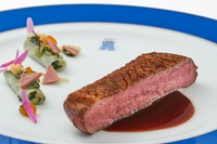 【前菜・前菜・魚料理・肉料理（パンタードor鴨料理）・デザート・コーヒ―と小菓子】からなるコース料理。
エグゼクティブシェフ ルノー・オージエのクリエイションをお楽しみください。