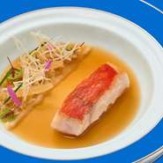 【前菜・前菜・魚料理・スープ・肉料理（黒毛和牛フィレor鴨料理）・デザート・コーヒ―と小菓子】からなるコース料理。鴨料理は「幼鴨のロースト マルコポーロ」を。
この季節ならではの美味をお楽しみください。