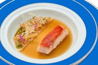 【前菜・前菜・魚料理・スープ・肉料理（黒毛和牛フィレor鴨料理）・デザート・コーヒ―と小菓子】からなるコース料理。鴨料理は「幼鴨のロースト マルコポーロ」を。
この季節ならではの美味をお楽しみください。