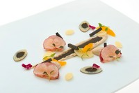 【前菜・前菜・魚料理・スープ・肉料理（黒毛和牛フィレor鴨料理）・ショコラ・デザート・コーヒ―と小菓子】からなるコース料理。トゥールダルジャンのシグネチャーメニューをお楽しみいただきます。