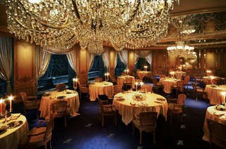 シャンデリア煌くゴージャスな空間で記念に残るパーティーを。