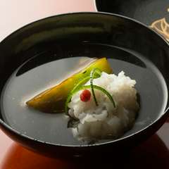 季節の食材を合わせた具と出汁の旨さが調和する『煮物椀』