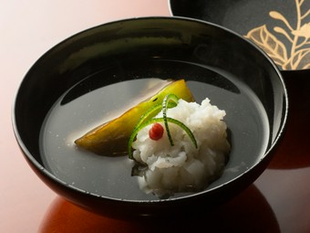 季節の食材を合わせた具と出汁の旨さが調和する『煮物椀』