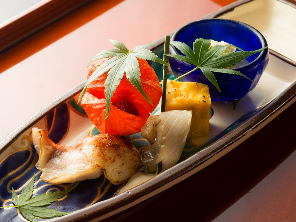 目に鮮やかな季節の野菜や魚介類を多彩に盛り付けた『八寸』