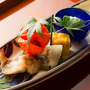 野菜、魚介、豆腐や湯葉などの大豆料理を5～7種盛り付けた皿は、旬の味覚と旨みがつまった玉手箱のような楽しさです。夏にはもみじ葉を添えるなど、季節感を表す「かいしき」のもてなしにも心を込めています。