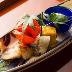 目に鮮やかな季節の野菜や魚介類を多彩に盛り付けた『八寸』