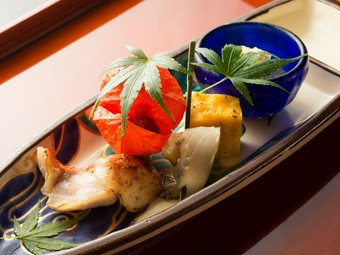 目に鮮やかな季節の野菜や魚介類を多彩に盛り付けた『八寸』