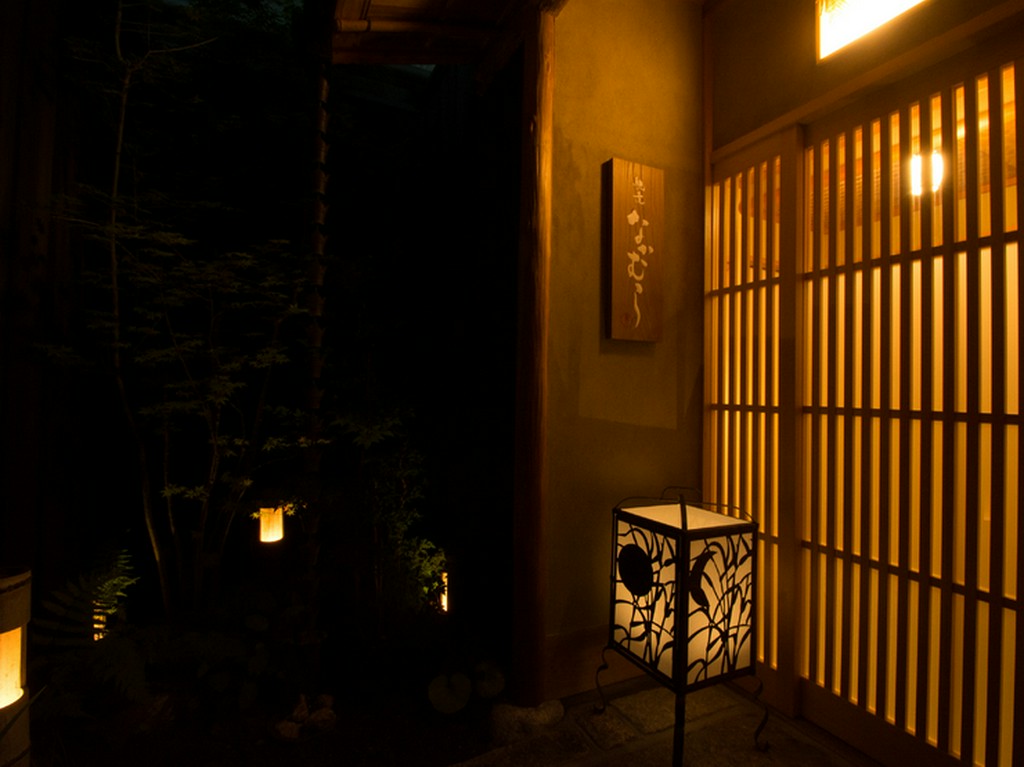 懐石料理の伝統にならい、打ち水でお客様をお出迎えしています