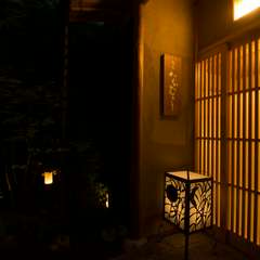 懐石料理の伝統にならい、打ち水でお客様をお出迎えしています