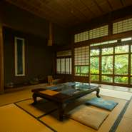 結納や顔合わせといった日本の伝統的なお祝い事には「和」を意識したいものです。純和風個室の中には季節のしつらえが施され、料理からも旬を実感。部屋から覗ける庭園には緑があふれ、自然も満喫できます。
