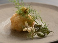 新じゃが万十　フェンネル　どくだみの花　チーズ　ペコロス　パイ皮