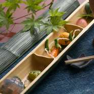 おたふく豆をかえるに見立てたり、タピオカを露に見立てたり、ビジュアルにもこだわった料理の数々。茗荷寿司のさわやかな食感と香りは食欲を刺激します。