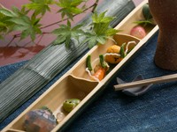 細部にまで工夫を凝らした一皿目『前菜』