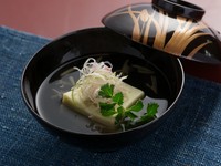 枝豆豆腐の焼茄子射込み　じゅん菜　防風　独活　柚子