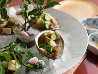 蒸し鮑の角造り　独活　花丸胡瓜　大豆ゼリー　生姜酢　木の実