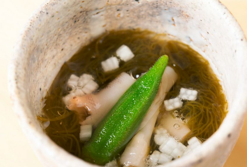 粘り気のある食材に程良い歯応えを加えた『もずくと亀の手と姫オクラの酢物』