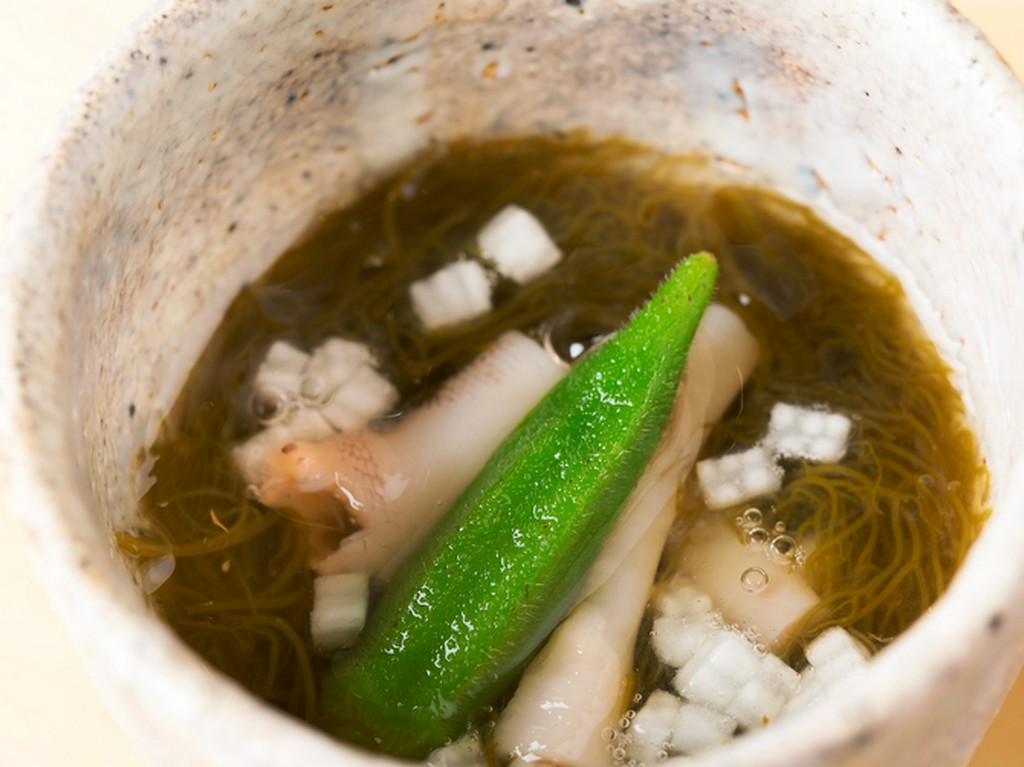 粘り気のある食材に程良い歯応えを加えた『もずくと亀の手と姫オクラの酢物』
