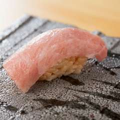 様々な工夫を凝らして仕上げている『トロ』　シャリは赤酢使用
