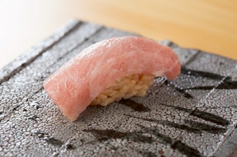 様々な工夫を凝らして仕上げている『トロ』　シャリは赤酢使用