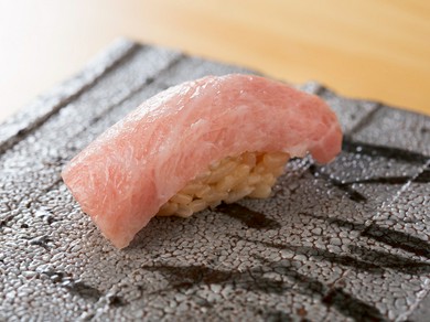 様々な工夫を凝らして仕上げている『トロ』　シャリは赤酢使用