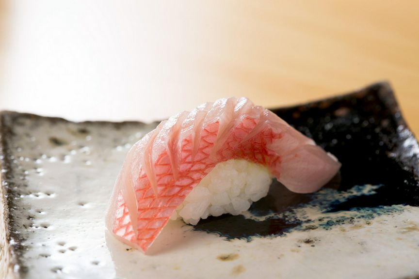 厚めに切られたネタが印象的な『金目鯛』