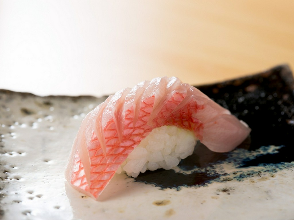 厚めに切られたネタが印象的な『金目鯛』
