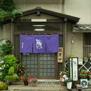 印象的な「鰻」の文字が目を引く暖簾をくぐると広がるのは、純和風の落ち着いた店内。大将の気さくであたたかい人柄がアットホームな雰囲気をつくり上げています。