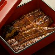 身がふっくらとやわらかく、大きさも十分で皮も薄い極上の「鰻」。懇意にしている問屋から、その日の良いものを厳選して仕入れているので、味は保証付きです。